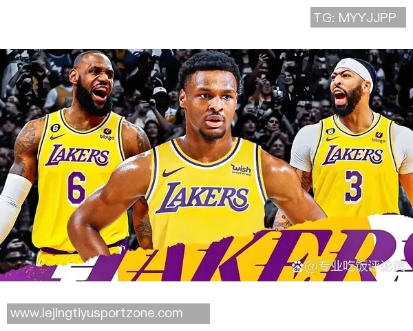 詹姆斯替补席上显不满情绪频频起身运球引发关注